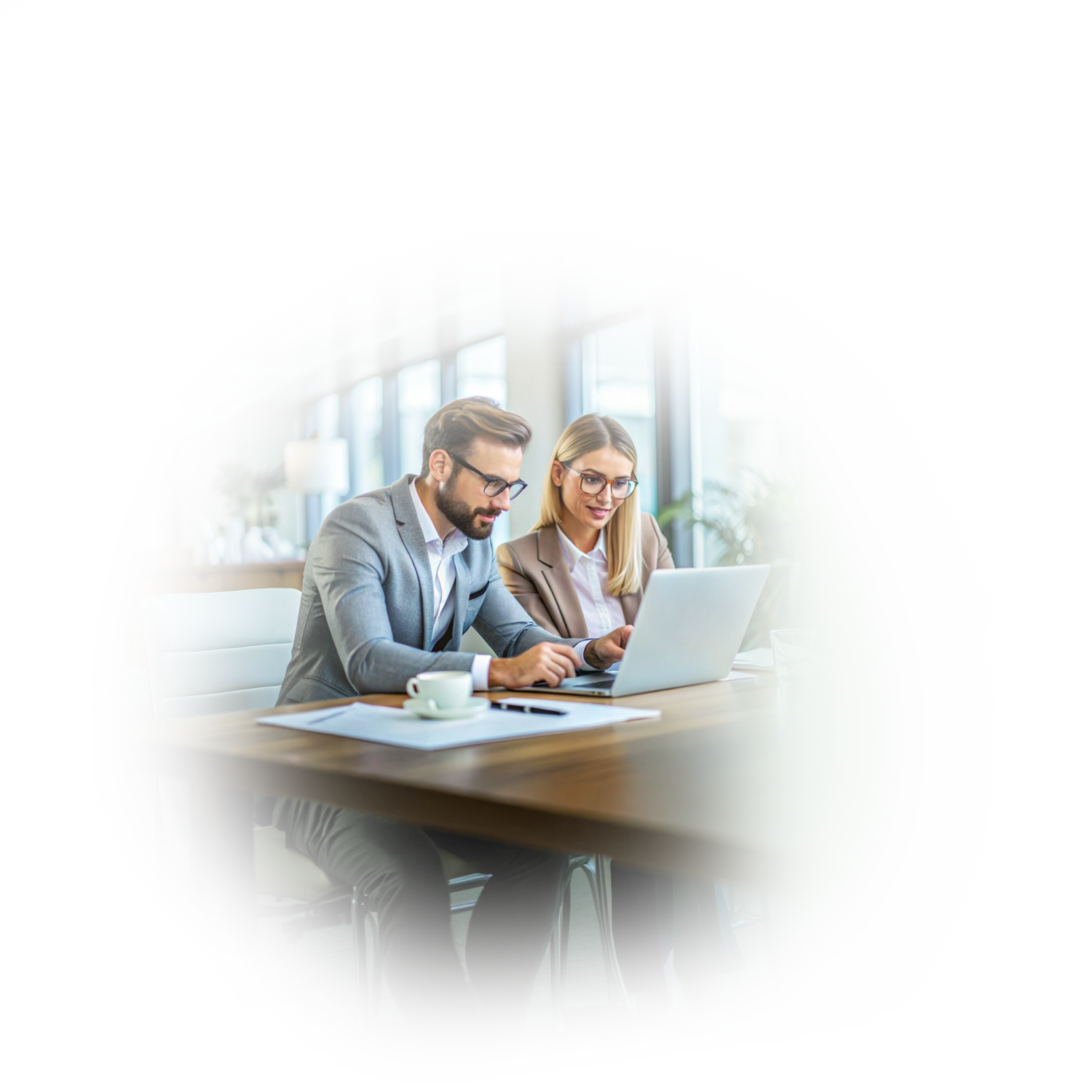 Equipe imobiliária usando a nidotec
